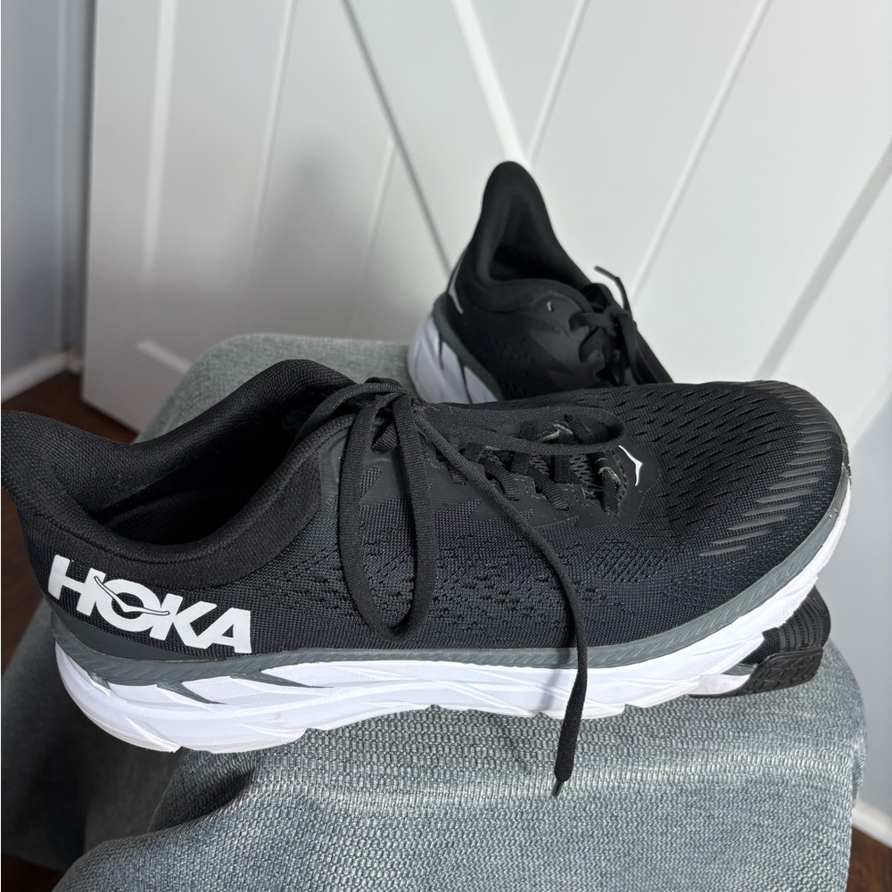 Hoka One One Clifton 7 Men's Black and White Athletic Shoes Size 10.5
